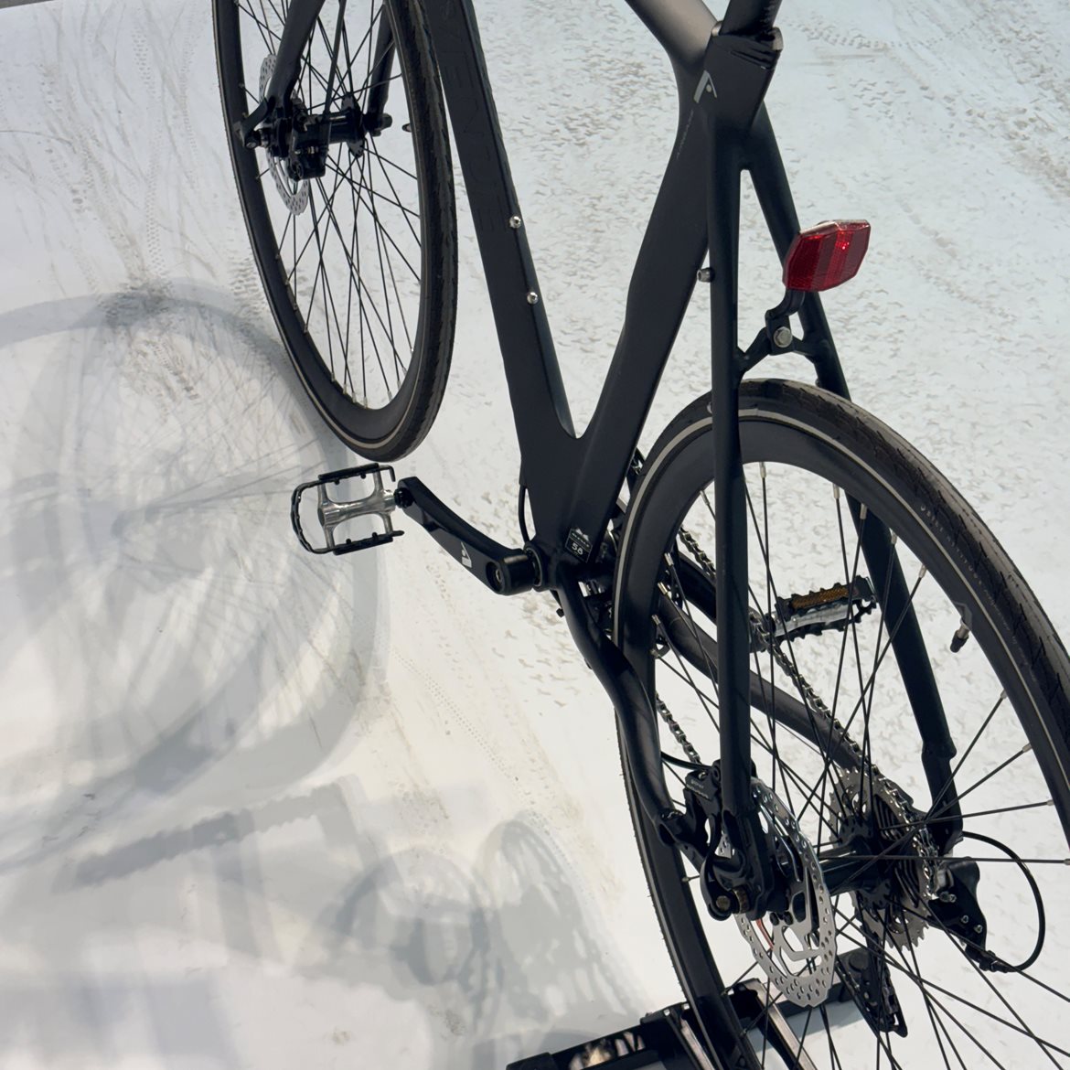 Begagnad Hybridcykel Avenue Airbase Svart