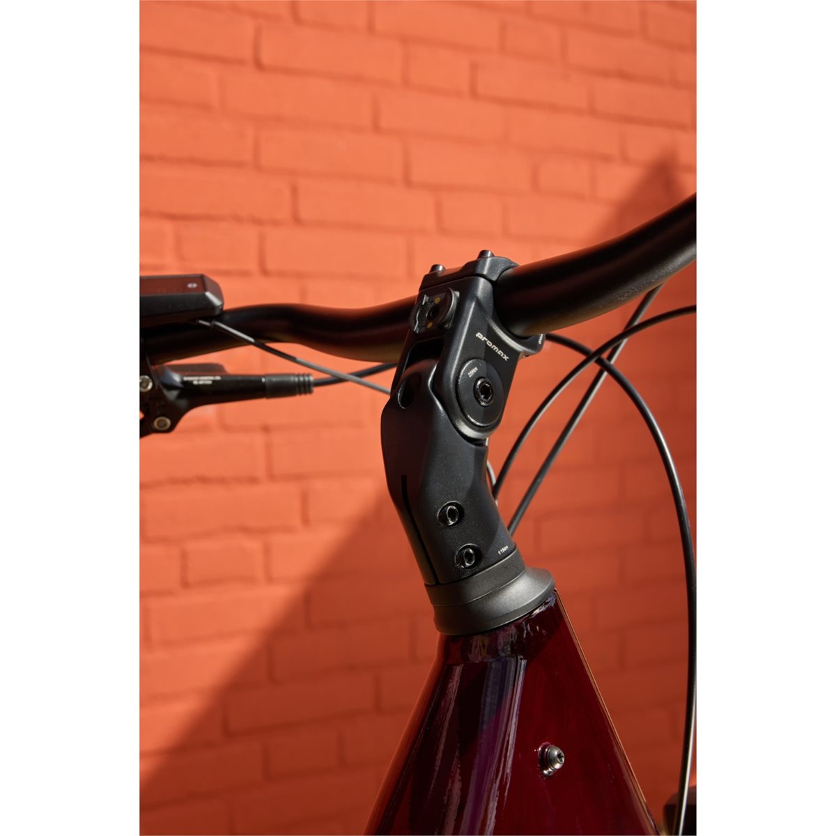 Elcykel Trek District+ 3 Lowstep R9 540Wh Cobra Blood