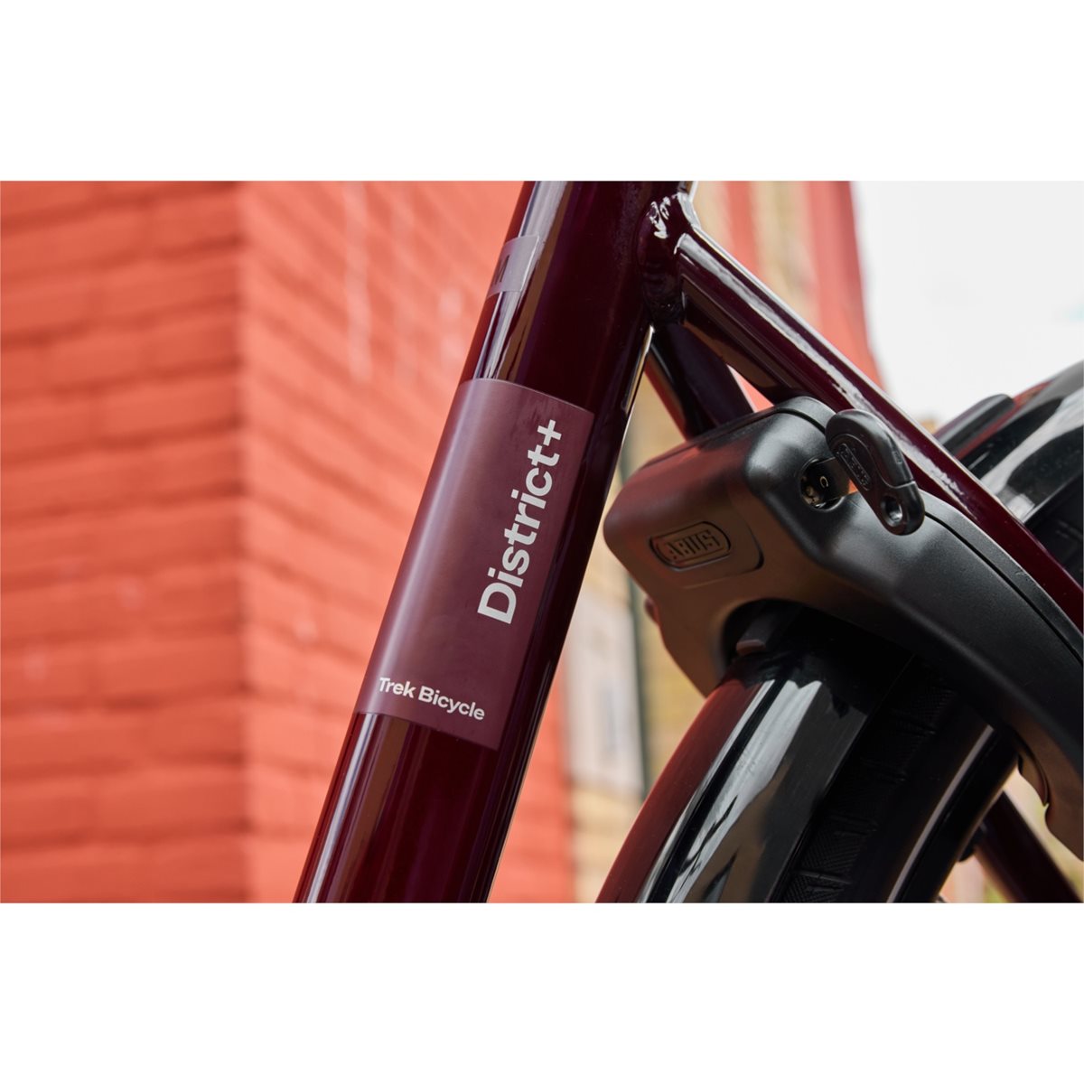 Elcykel Trek District+ 3 Lowstep R9 540Wh Cobra Blood