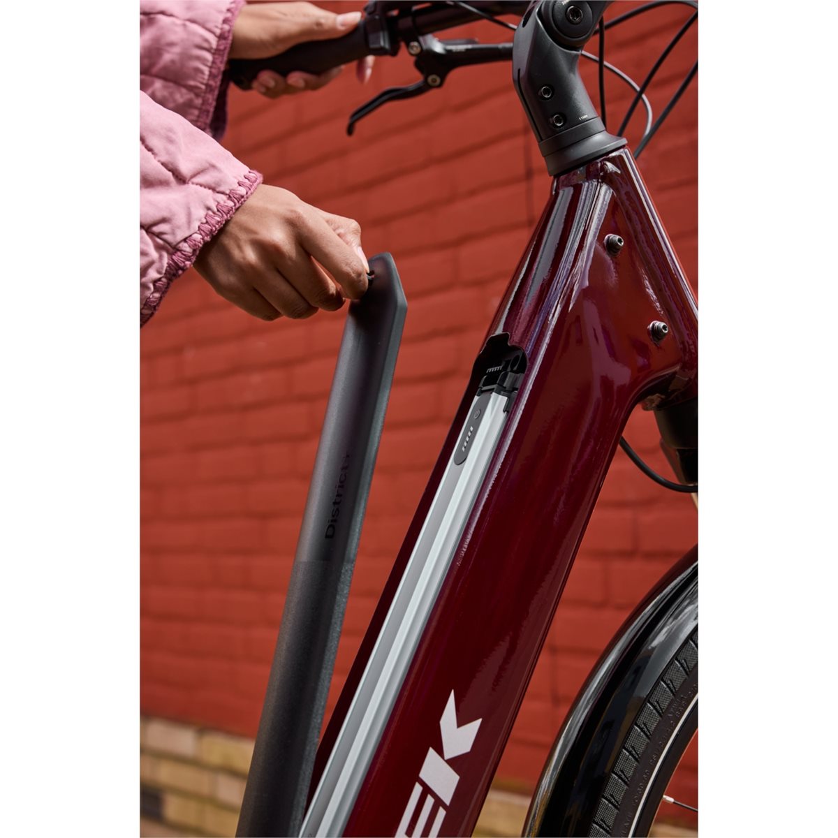 Elcykel Trek District+ 3 Lowstep R9 540Wh Cobra Blood