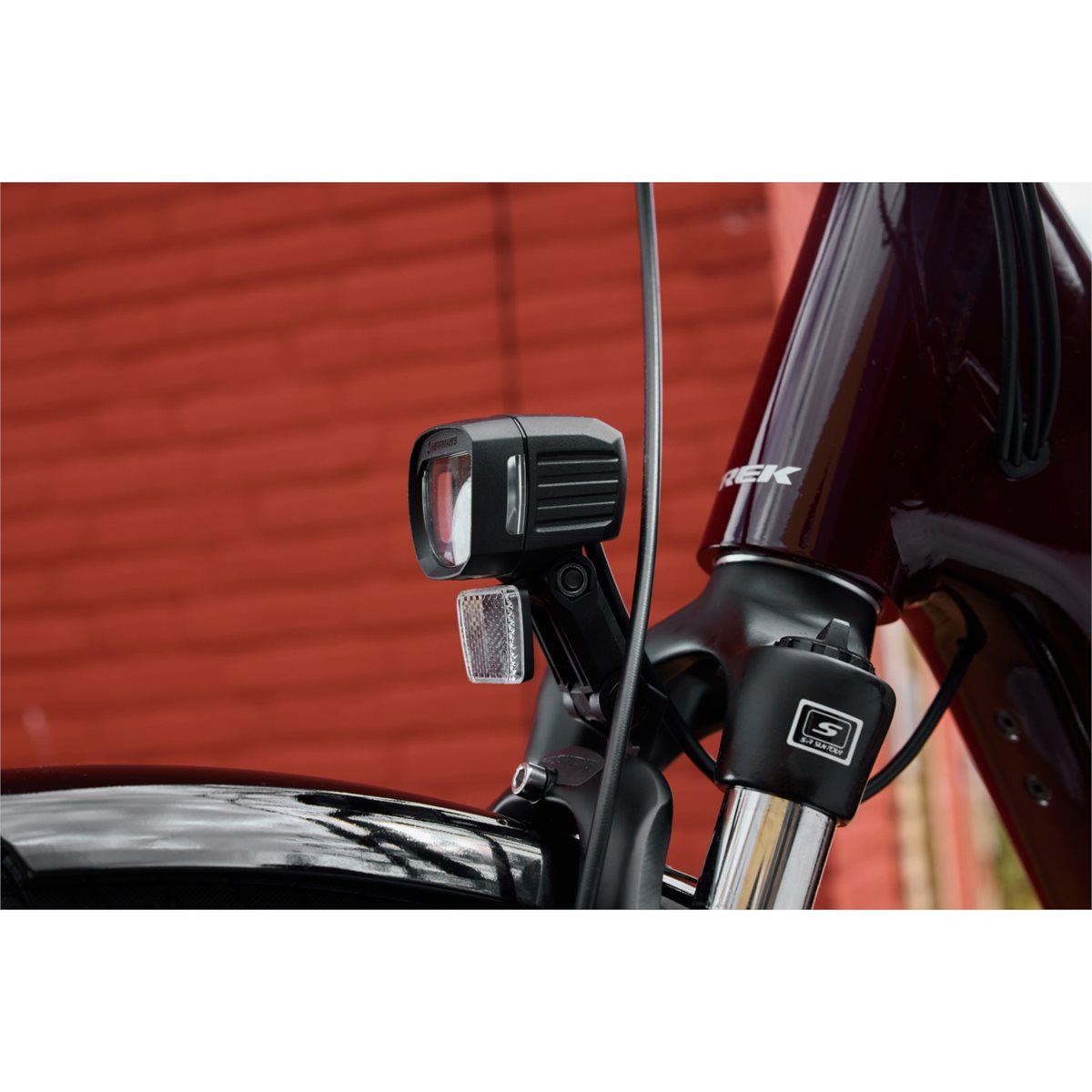 Elcykel Trek District+ 3 Lowstep R9 540Wh Cobra Blood