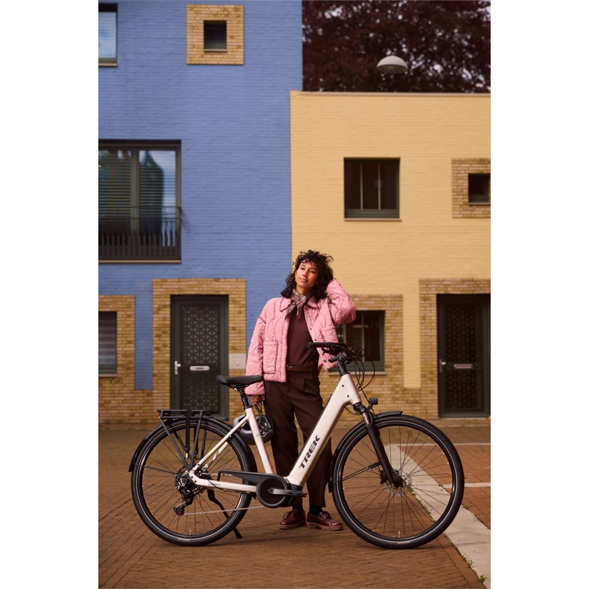 Elcykel Trek District+ 3 Lowstep R9 540Wh Lunar Silver