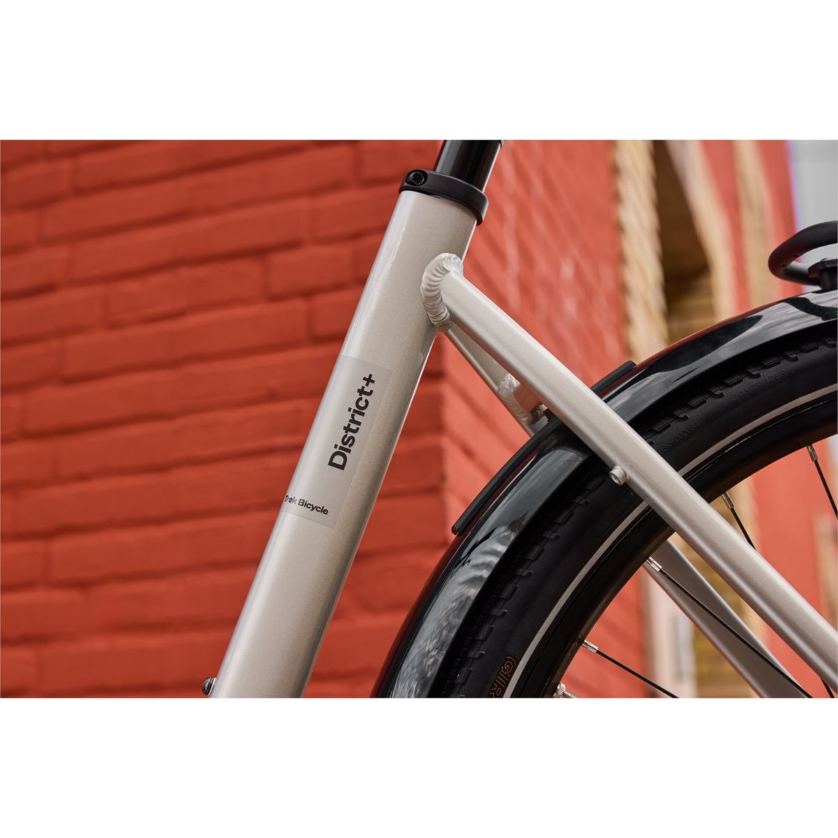 Elcykel Trek District+ 3 Lowstep R9 540Wh Lunar Silver