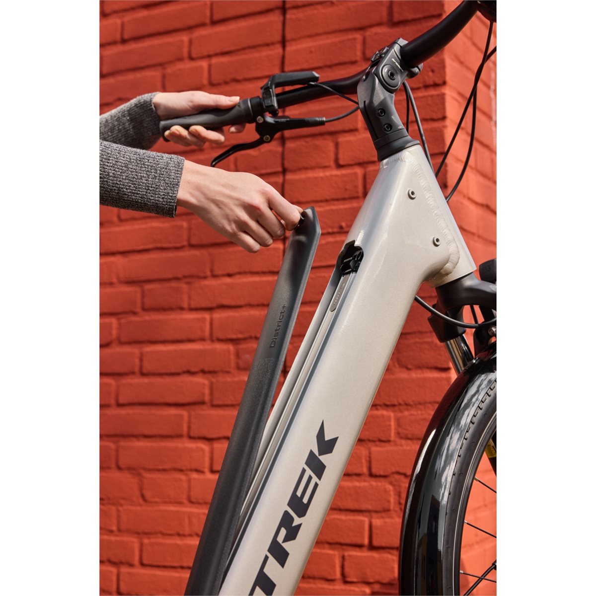 Elcykel Trek District+ 3 Lowstep R9 540Wh Lunar Silver