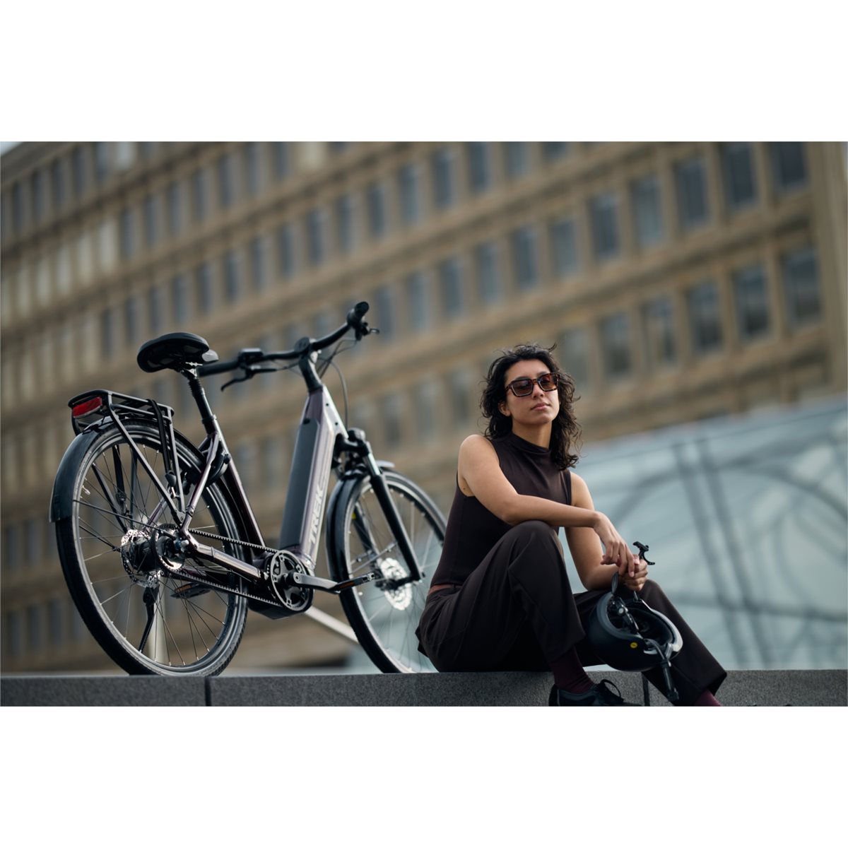Elcykel Trek District+ 4 Lowstep N5 Belt 600Wh Dark Star